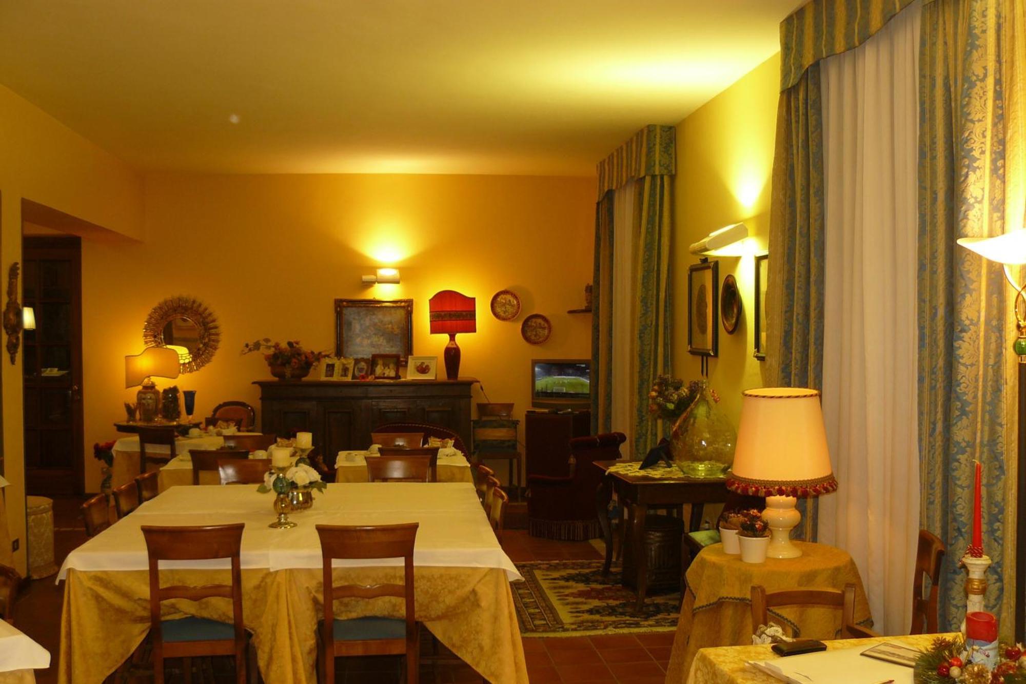 גוביו Hotel La Rocca מראה חיצוני תמונה